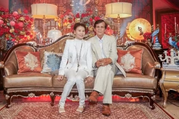 Đến nay, bố mẹ ruột của Hà Hồ vẫn giữ gìn được sắc vóc khỏe khoắn, không bị lép vế khi chung khung hình với con gái.