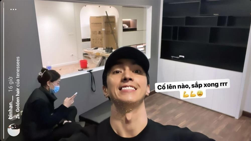 Mới đây, Bình An có hình ảnh gây chú ý trên story Instagram. Khoe nhà mới đang trong quá trình hoàn thiện, nam diễn viên hào hứng: "Cố lên nào, sắp xong rồi". Đáng chú ý, trong ảnh còn có sự xuất hiện của bạn gái Bình An - Bùi Phương Nga. Bình An hào hứng khoe không gian sống sắp hoàn thiện. Trước đó, nam diễn viên từng hé lộ chuyện mua nhà vào tháng 10/2021.