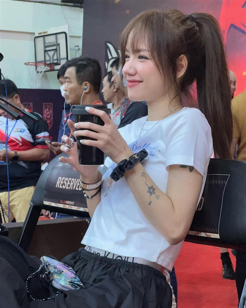 br/> Mới đây, hình ảnh Phương Ly đi xem thi đấu bóng rổ trở thành đề tài bàn tán sôi nổi trên mạng xã hội. Không phải vì visual xinh như thiếu nữ dù đã ngoài 30 của nữ ca sĩ mà do cô để lộ cạp nội y một cách cực kỳ lộ liễu. Gương mặt xinh xắn, vóc dáng nhỏ bé cùng việc ăn mặc hợp trend giúp Phương Ly nhìn trẻ trung hơn nhiều so với tuổi thật là 31.