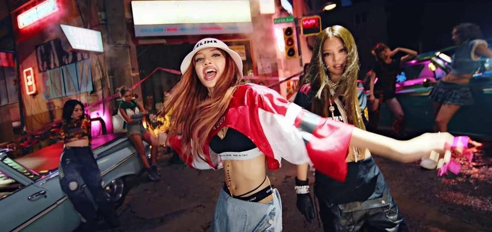 rong MV mới nhất cùng nhóm Black Pink là "Pink Venom", Lisa lên đồ theo style hip hop nhưng để lộ toàn bộ nội y do áo croptop và quần cạp trễ.