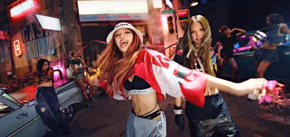 Trong MV mới nhất cùng nhóm Black Pink là "Pink Venom", Lisa lên đồ theo style hip hop nhưng để lộ toàn bộ nội y do áo croptop và quần cạp trễ.