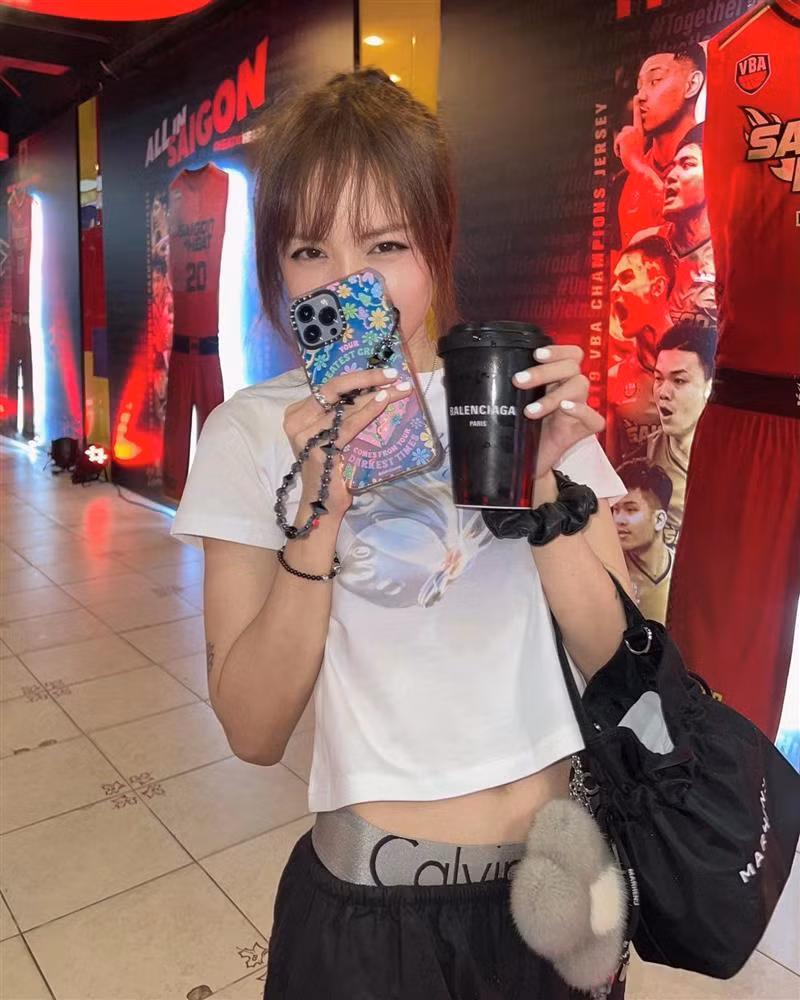 Theo các nghiên cứu, việc ở nhà quá lâu khiến nhiều người muốn theo đuổi phong cách ăn mặc thoải mái hơn. Mặc đầm ngủ, nội y ra đường không còn quá xa lạ.