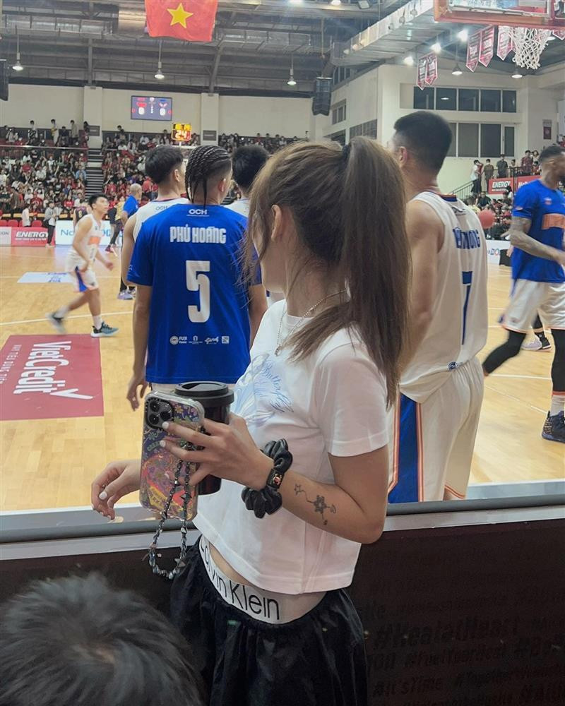 uy nhiên, sự tác động từ các nhà mốt và ngôi sao, đại dịch là những yếu tố quan trọng góp phần giúp xu hướng này trở lại mạnh mẽ.