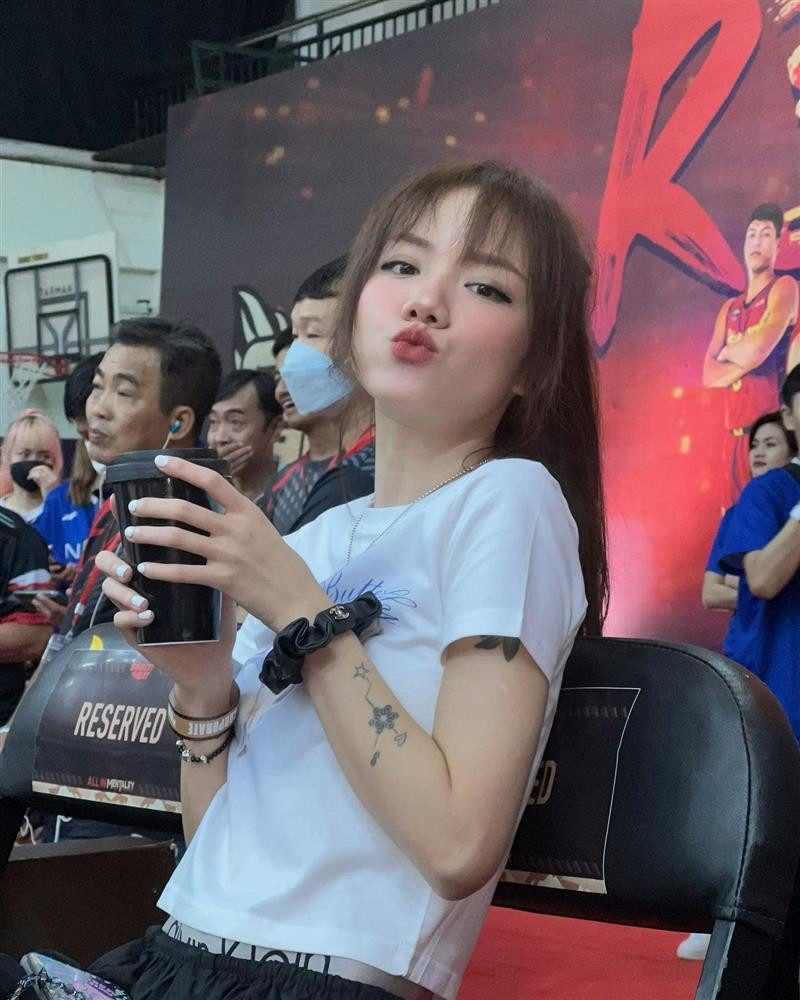 ù thời trang là một vòng tròn và những xu hướng cũ có thể sớm quay lại nhưng việc để lộ nội y thực sự không phải là mốt "vừa mắt" tất cả mọi người.