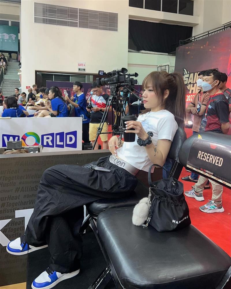 ông chúng cho rằng việc người đẹp ăn mặc lố lăng, thậm chí "trái thuần phong mỹ tục". Tuy nhiên, Phương Ly đang mặc theo xu hướng để lộ nội y - xu hướng tồn tại từ lâu trong giới thời trang và đang quay lại gây tranh cãi không chỉ ở Việt Nam mà đặc biệt là ở Hàn Quốc vì liên tiếp có nhiều idol Hàn chạy theo mốt này.