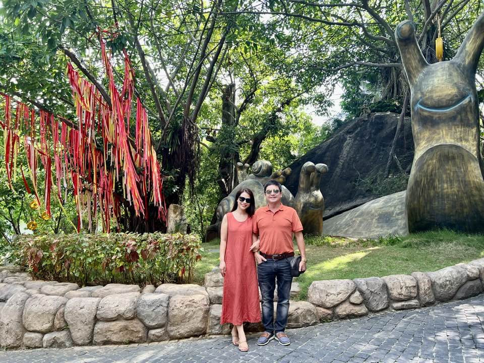 Nghệ sĩ Chí Trung vui vẻ đi du lịch cùng bạn gái tại Đà Nẵng. 