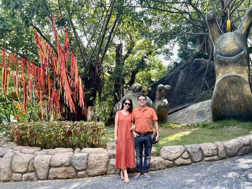 Nghệ sĩ Chí Trung vui vẻ đi du lịch cùng bạn gái tại Đà Nẵng. 