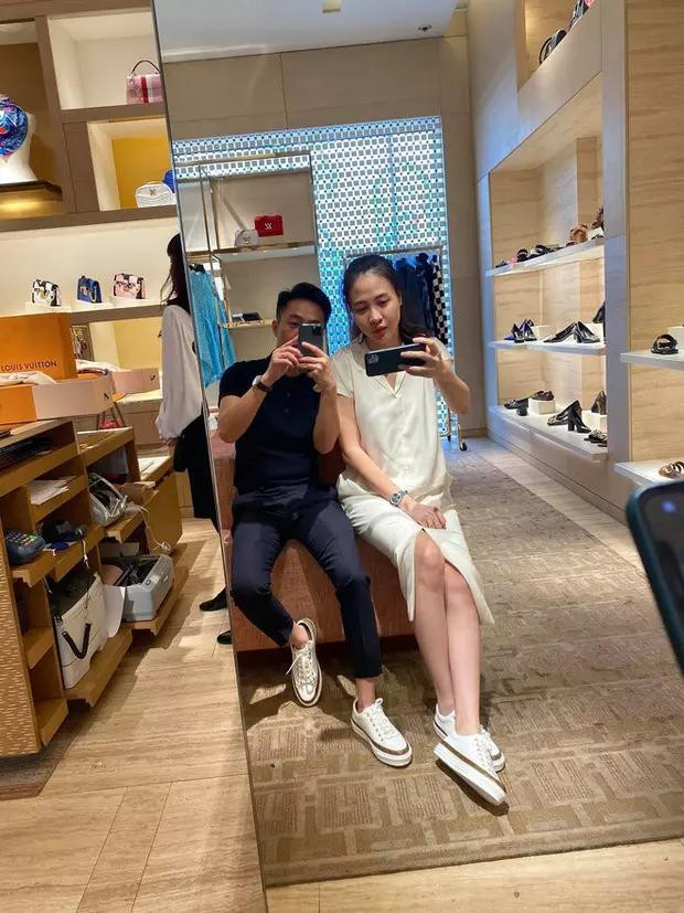 gười đẹp sinh năm 1989 thường đi giày bệt, ăn mặc đơn giản khi sánh đôi cùng đại gia phố núi.