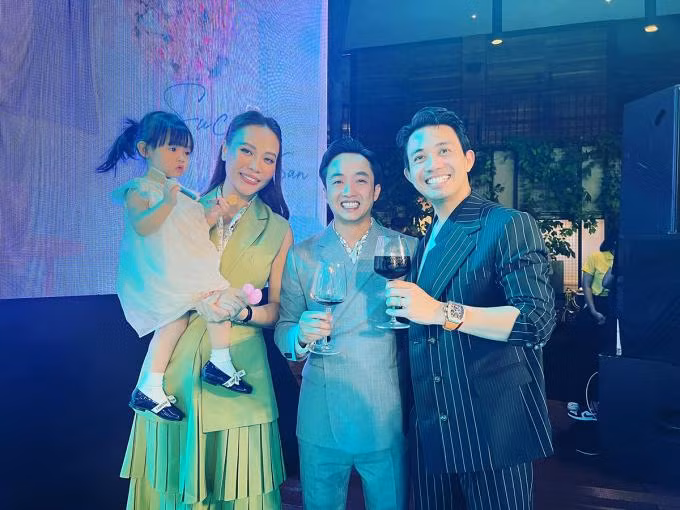 Chiếc váy với phần đuôi xếp li hơi xòe cũng phần nào khiến cô to con hơn người bên cạnh chứ không riêng gì chồng.