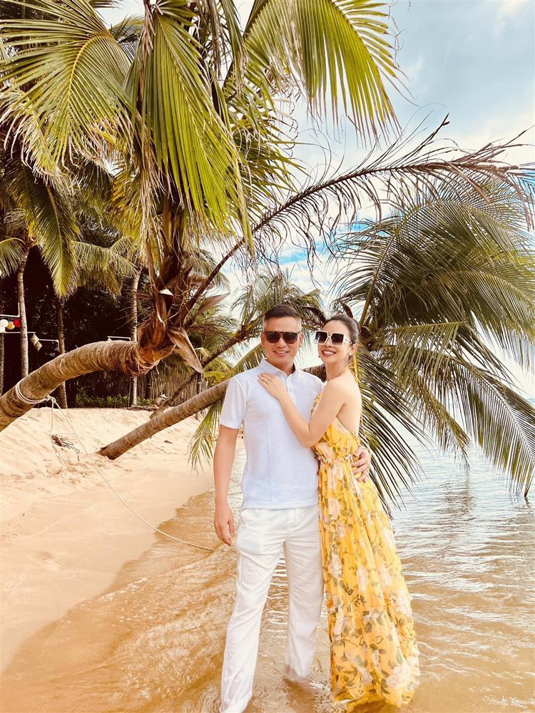 àng hậu bên ông xã Đức Hải.