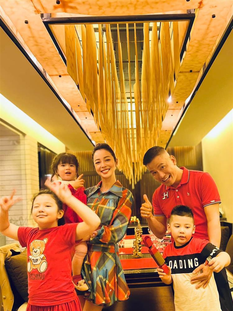 Về đời tư, sau 9 năm chung sống, Jennifer Phạm và ông xã Đức Hải đã có với nhau 3 "trái ngọt". Năm 2013, hoa hậu hạ sinh bé gái Thùy An. Đến năm 2016, cặp đôi chào đón bé trai Minh Trung. Đầu năm 2020, tổ ấm Jennifer Phạm - Đức Hải chào đón thêm thành viên mới là bé gái Phương Bình. 