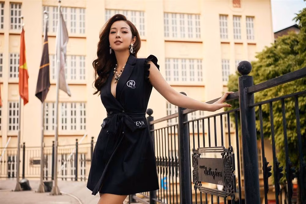 Jennifer Phạm sinh năm 1985, được biết đến khi đăng quang Hoa hậu châu Á tại Mỹ 2006. Dù đã đăng quang 15 năm và trở thành bà mẹ 4 con, song nhan sắc Jennifer Phạm ở thời điểm hiện tại vẫn nhận được nhiều lời khen ngợi.