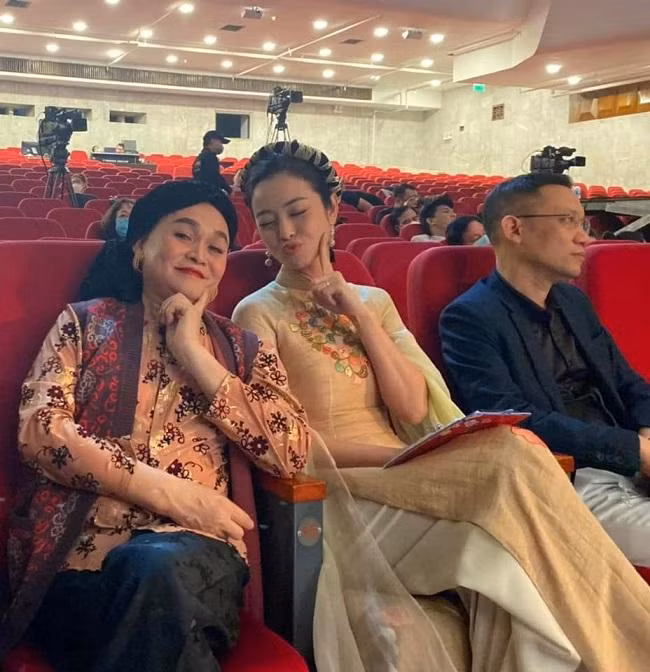 Mới đây, danh hài Xuân Hinh đăng loạt ảnh gây chú ý. Đó là những khoảnh khắc nam nghệ sĩ hội ngộ hoa hậu Jennifer Phạm trong hậu trường. Được biết, cả hai đang cùng chuẩn bị cho một chương trình dịp Tết. Đăng loạt ảnh, Xuân Hinh bày tỏ: "Giờ này vẫn hăng say luyện tập để phục vụ bà con". Loạt ảnh của Xuân Hinh và Jennifer Phạm khiến nhiều người thích thú. Tuy nhiên, thu hút sự chú ý nhất là nhan sắc Jennifer Phạm qua camera thường.