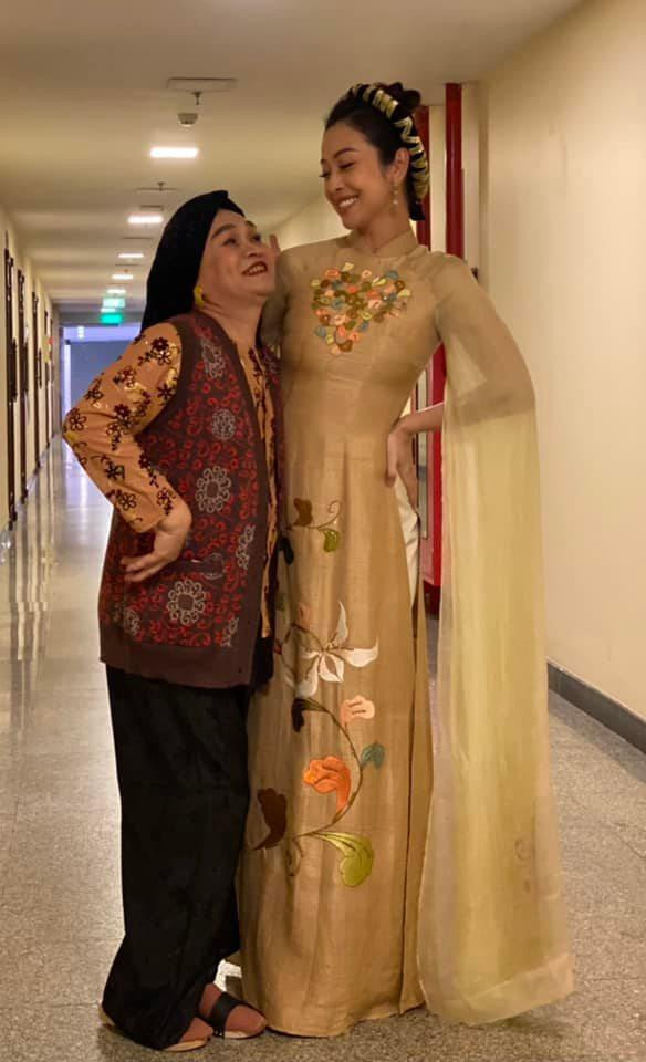 br/>Biểu cảm hài hước của Jennifer Phạm bên Xuân Hinh.