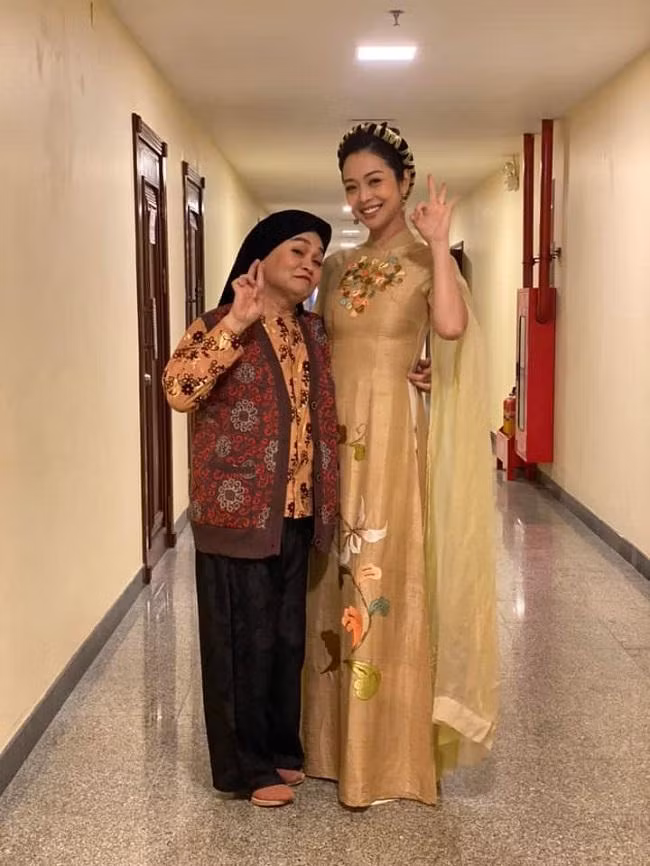 Có thể thấy, hình ảnh chất lượng thấp song nhan sắc Hoa hậu châu Á tại Mỹ 2006 "chất lượng cao", bất chấp điều kiện thiếu sáng và không qua chỉnh sửa. Không chỉ đẹp mặn mà trong mọi khung hình, Jennifer Phạm còn khiến nhiều người ngỡ ngàng vì vẻ trẻ trung tuổi 37, khi đã qua 4 lần sinh nở.