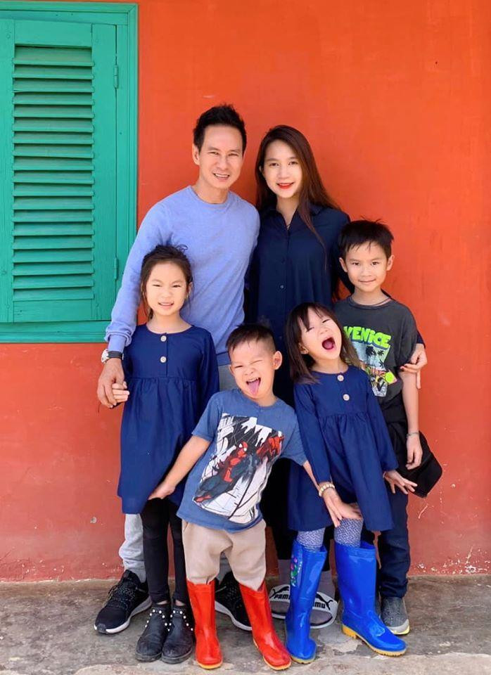 rong những bức ảnh đăng tải trên trang cá nhân, cô khiến cư dân mạng khen ngợi không ngớt với làn da mịn màng không có dấu hiệu lão hoá, cùng với đó là vóc dáng gọn gàng, hoàn hảo.