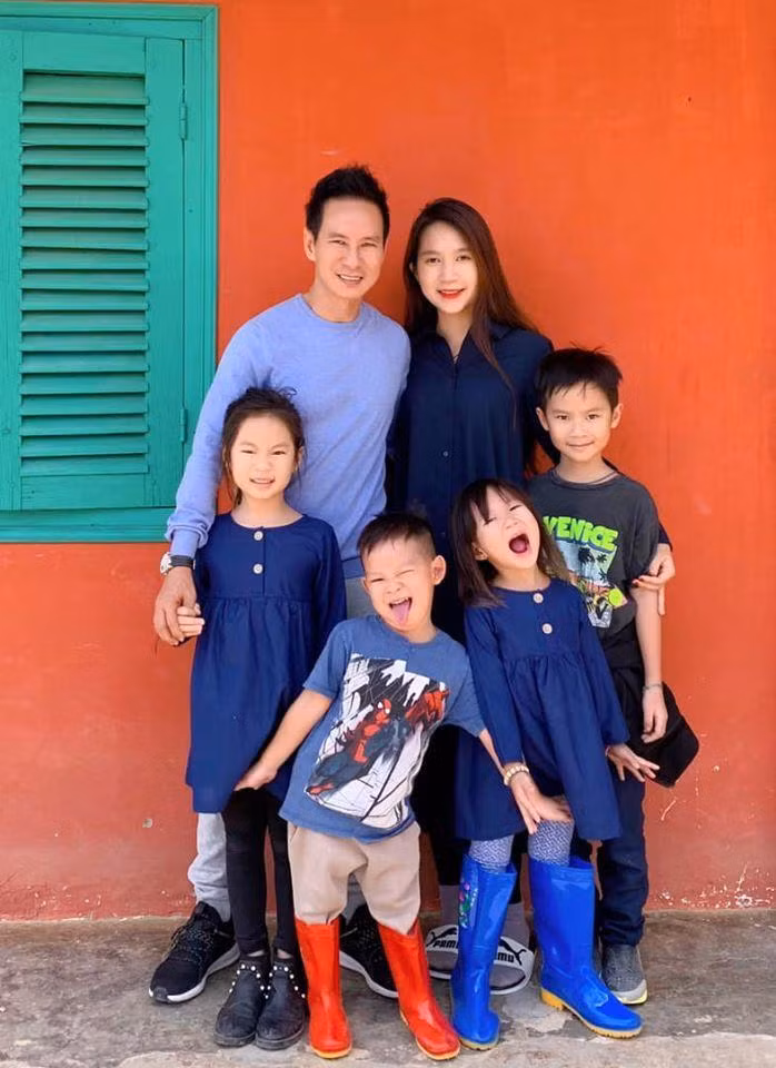 Trong những bức ảnh đăng tải trên trang cá nhân, cô khiến cư dân mạng khen ngợi không ngớt với làn da mịn màng không có dấu hiệu lão hoá, cùng với đó là vóc dáng gọn gàng, hoàn hảo.