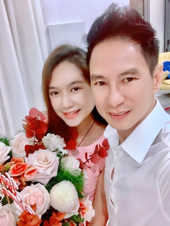 Sinh năm 1985, tính ra bà xã Lý Hải đã chạm ngưỡng hàng ba, cộng thêm việc đã từng mang bầu 4 lần, chuyện giữ được vóc dáng, nhan sắc trẻ trung là điều không dễ.