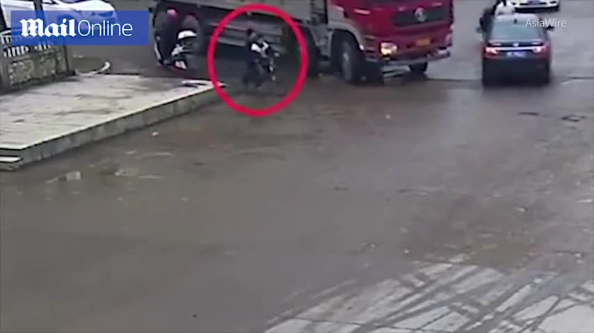 Video: Xe ben ôm cua “nuốt chửng” 2 cậu bé và cái kết khó tin Video: Xe ben om cua “nuot chung” 2 cau be va cai ket kho tin