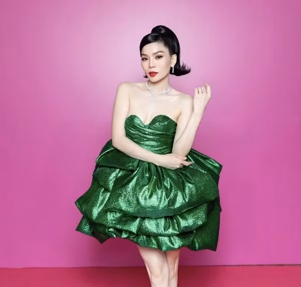 Diện chiếc đầm cúp ngực xếp tầng màu xanh đính seuqin lấp lánh, ca sĩ Lệ Quyên khoe trọn làn da trắng mịn cùng vóc dáng mảnh mai. Lần này, nữ ca sĩ lại ''lẻ bóng'' đi một mình dự sự kiện mà không có Lâm Bảo Châu bên cạnh.