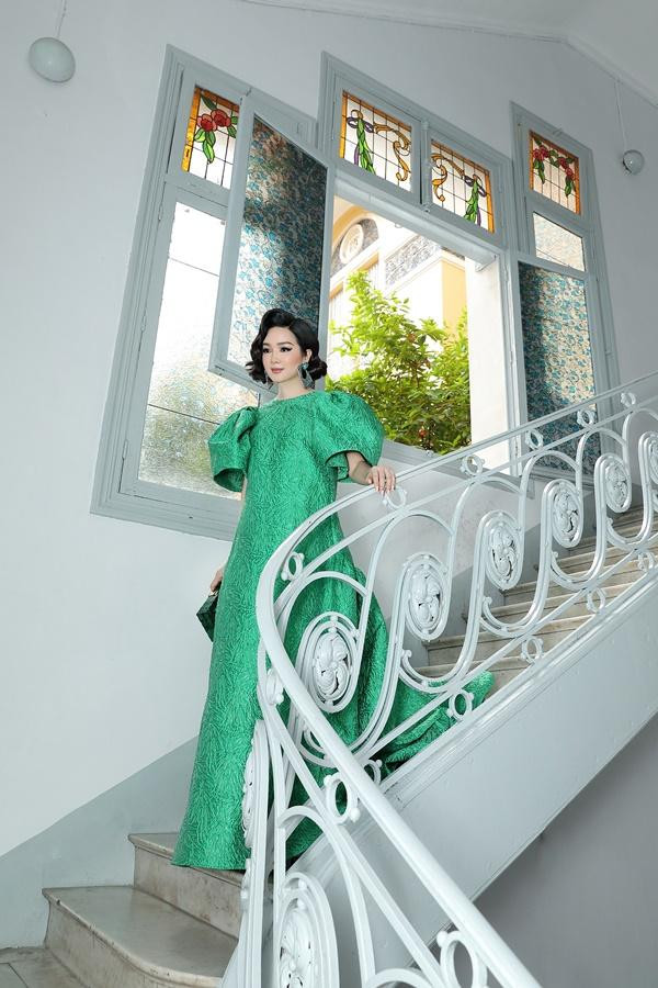 oa hậu đền Hùng Giáng My nữ tính trong thiết kế đầm suông rộng. Phần tay phồng rộng tạo vẻ vương giả, sang trọng.