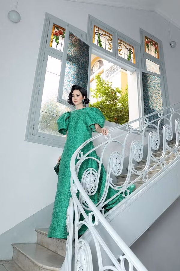 Hoa hậu đền Hùng Giáng My nữ tính trong thiết kế đầm suông rộng. Phần tay phồng rộng tạo vẻ vương giả, sang trọng.