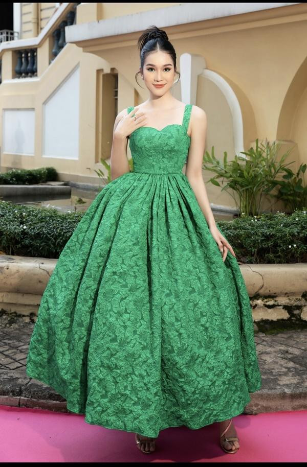 hậu Phương Anh chọn kiểu váy cổ điển tựa nàng công chúa, lối trang điểm mắt xanh giúp cô thêm ấn tượng.