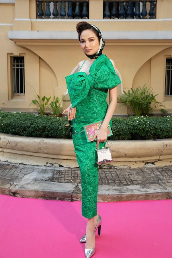 iễm Hương chọn chiếc đầm bodycon ôm sát khoe đường cong. Cô phối thêm phụ kiện khăn trùm đầu mang đến vẻ đẹp cổ điển, quý phái.