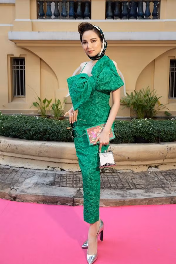 Diễm Hương chọn chiếc đầm bodycon ôm sát khoe đường cong. Cô phối thêm phụ kiện khăn trùm đầu mang đến vẻ đẹp cổ điển, quý phái.