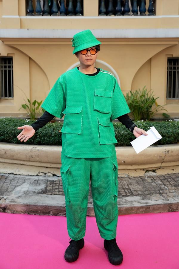 owy vẫn chất như nước cất khi phối hợp nhịp nhàng hai dresscode xanh-đen của show. Phụ kiện mũ bucket giúp anh ghi điểm trên thảm đỏ.