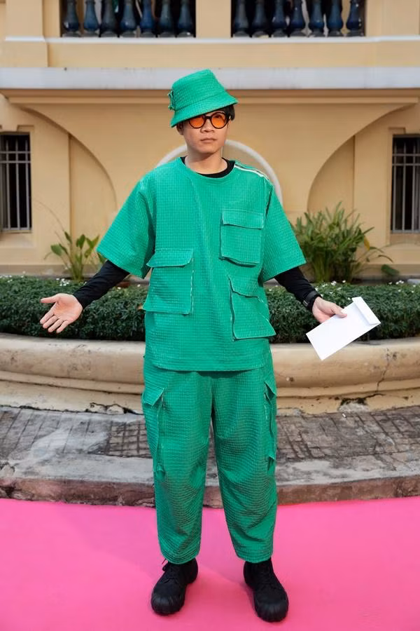 Wowy vẫn chất như nước cất khi phối hợp nhịp nhàng hai dresscode xanh-đen của show. Phụ kiện mũ bucket giúp anh ghi điểm trên thảm đỏ.