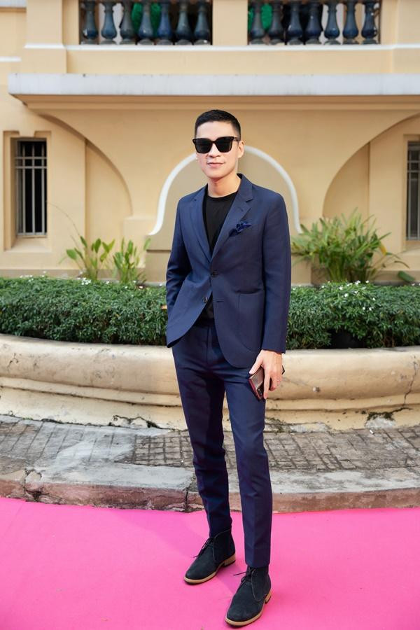 TK Adrian Anh Tuấn lịch lãm với vest xanh đen.