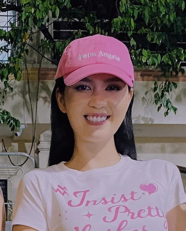 Cũng trong bức ảnh này, Ngọc Trinh tiếp tục để lộ khuyết điểm nụ cười - chi tiết chưa bao giờ được xem là thế mạnh của cô. Vóc dáng mẫu nội y cũng không thực sự khiến người khác phải trầm trồ, một phần nguyên nhân bởi bộ đồ không mấy bắt mắt. Cận cảnh khoảnh khắc bị cho là "kém xinh" của Ngọc Trinh. Đây không phải lần đầu tiên Ngọc Trinh lộ ngoại hình "không như mơ" trong ảnh người khác chụp.