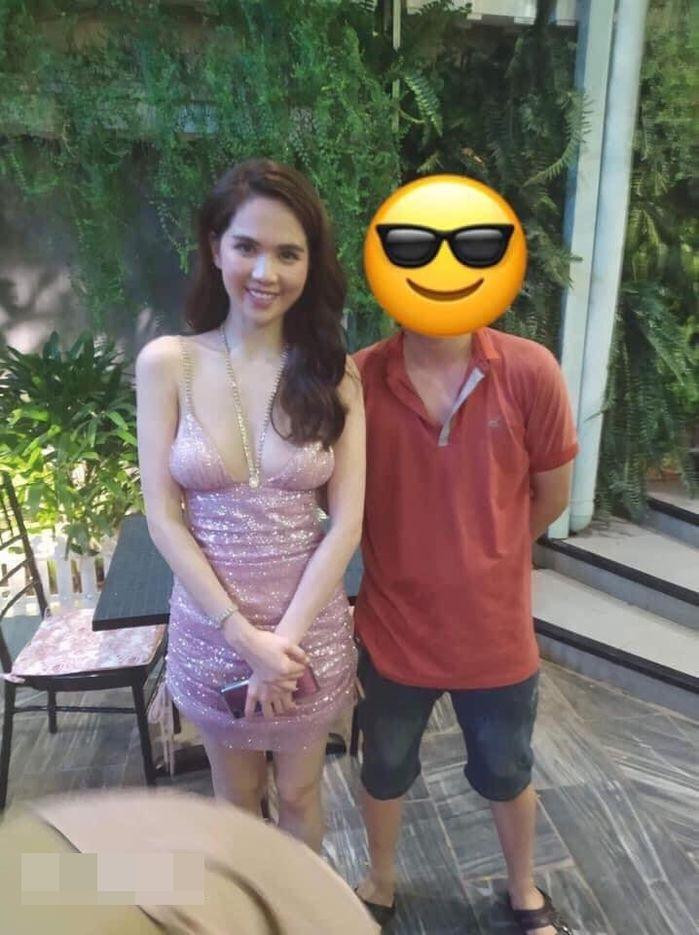 ũng layout trên, song Ngọc Trinh không mấy ấn tượng trong bức ảnh người hâm mộ xin chụp cùng.