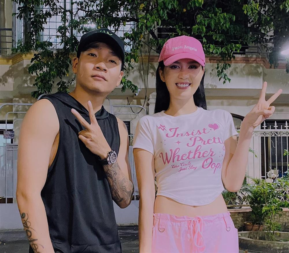 br/> Gần đây, rapper Wowy đăng tải hình ảnh gây chú ý trên mạng xã hội. Trong ảnh, "lão đại" xuất hiện cùng chân dài Ngọc Trinh, tạo dánh nhí nhảnh. Tuy nhiên, chiếm trọn spotlight là nhan sắc của người mẫu nội y. Layout trang điểm này khiến cô "dừ" đi thấy rõ, trông khá dữ dằn, khác với hình ảnh thường thấy.