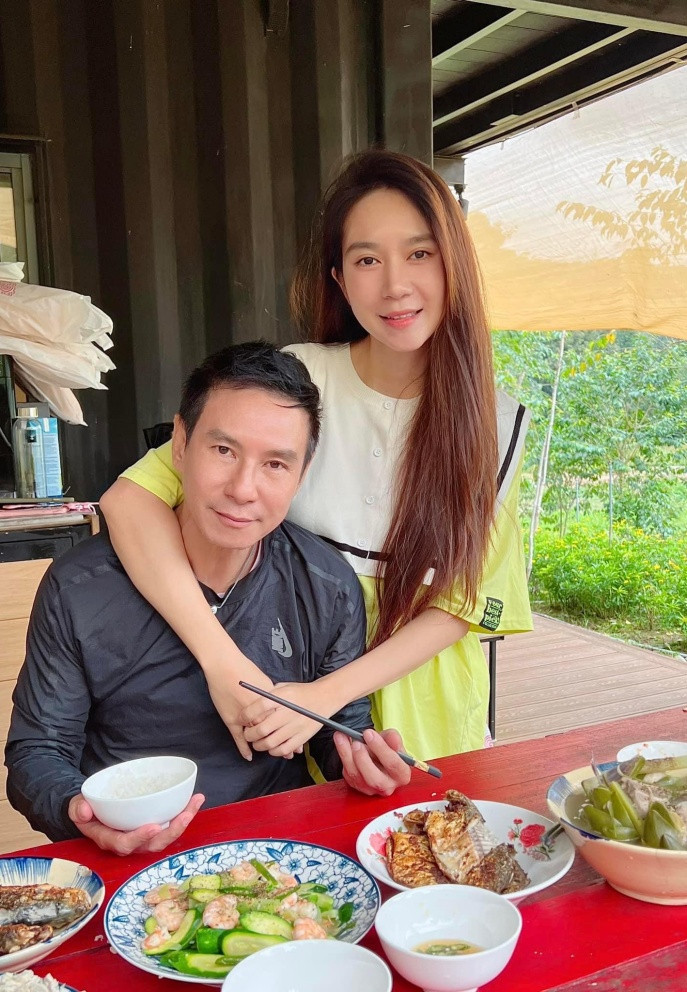 Bữa ăn giản dị của vợ chồng Lý Hải - Minh Hà.