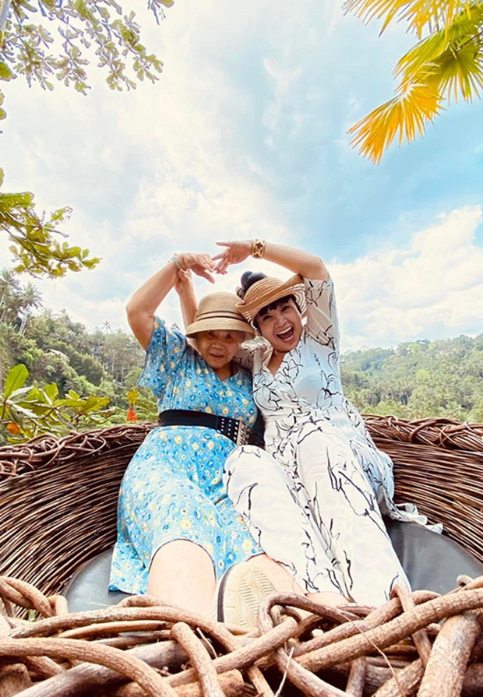 NSND Lan Hương "Em bé Hà Nội" nhí nhảnh tạo dáng cùng mẹ trong chuyến du lịch Đà Lạt.