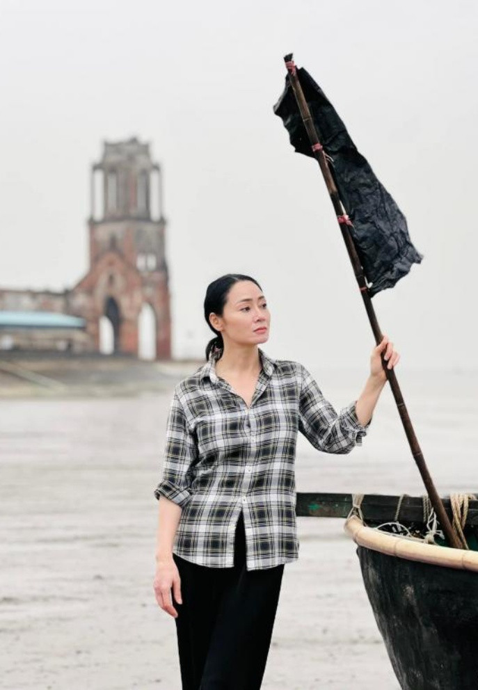 Quách Thu Phương quay phim ở Nam Định với tạo hình người đàn bà lam lũ.