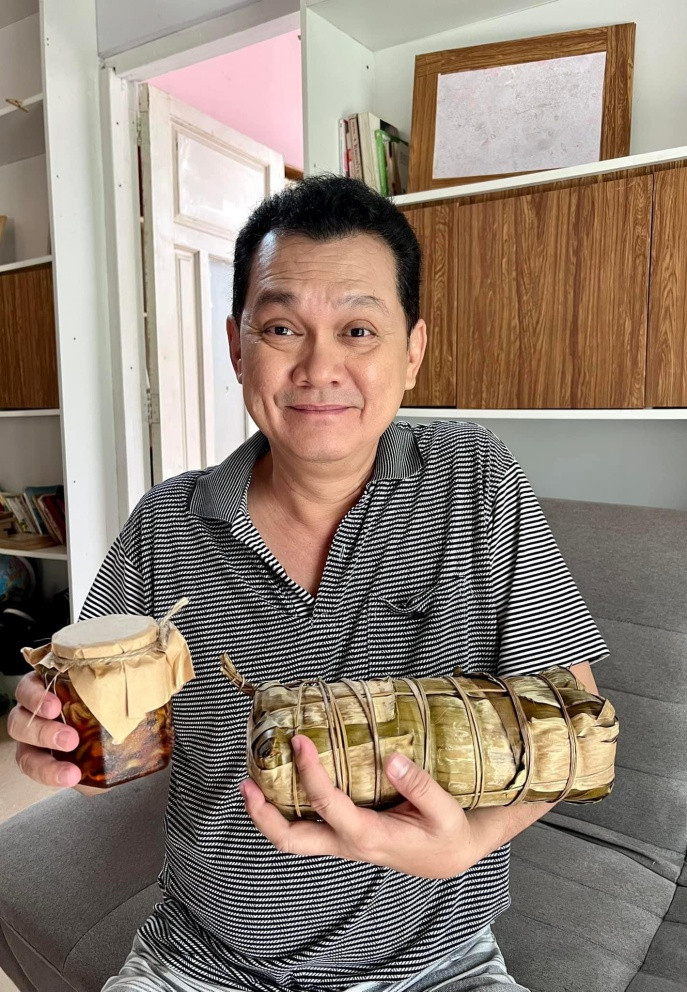 Hữu Châu được fan tặng món bánh tét đặc sản Tây Ninh.