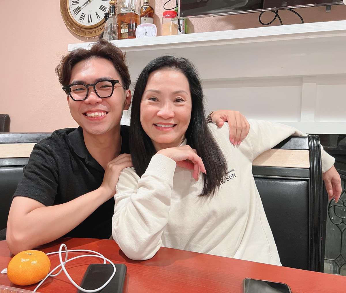 Minh Dự vui mừng hội ngộ đàn chị - nghệ sĩ Hồng Đào tại Mỹ.