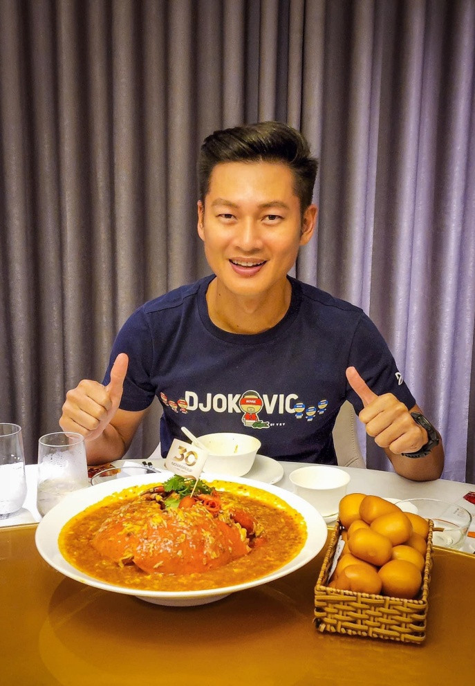 Đức Tuấn hớn hở vì được thưởng thức món hải sản sốt mình yêu thích.