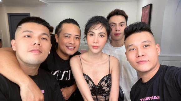 Thuy Tien tro lai san khau sau on ao, nhan sac chiem spotlight