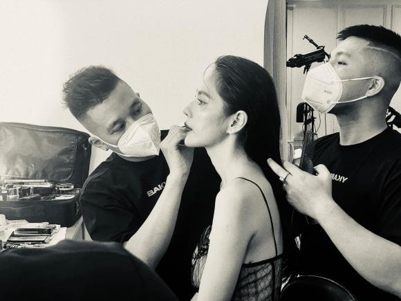 Sau vài tháng im lặng khi vướng phải ồn ào chuyện từ thiện, Thủy Tiên cũng bắt đầu có động thái mới, đánh dấu sự trở lại nghệ thuật sau chuỗi ngày vắng bóng. Cụ thể, vào tối ngày 9/1, trên trang cá nhân của mình, nhiếp ảnh gia Lê Thiện Viễn đã đăng tải hình ảnh của nữ ca sĩ đang được ê-kíp trang điểm. Đáng chú ý ca sĩ Thủy Tiên diện bộ cánh khá xinh đẹp, chuẩn bị cho dự án mới, có thể thấy những tranh cãi không làm ảnh hưởng đến thần thái của cô. Đặc biệt dưới phần bình luận, đông đảo khán giả đã gửi lời chúc mừng ngày nữ ca sĩ tái xuất. Rất ít những lời bình luận nhắm đến hoạt động từ thiện của Thủy Tiên như thời gian qua cô liên tục gặp phải.