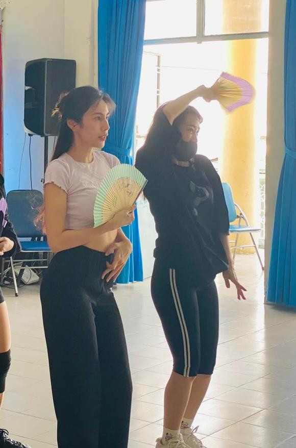 Trước đó, Thủy Tiên tiết lộ về hoạt động sân khấu của mình khi cùng những vũ công luyện tập cho một màn trình diễn sắp được diễn ra. "Tập chương trình", cô chia sẻ.