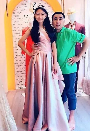 on gái lớn 1m7 của MC Quyền Linh đã cao vượt bố khi chụp cùng. Được biết Quyền Linh chỉ cao 1m68 nhưng các con đều cao lớn vượt trội, dự đoán trong tương lai có thể thi hoa hậu.