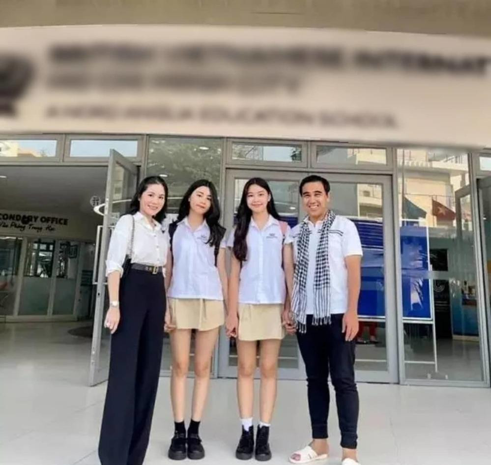 Sở hữu lợi thế chân dài từ khi còn nhỏ nên Lọ Lem và Hạt Dẻ rất chuộng trang phục ngắn tôn vóc dáng. Tuy nhiên, cũng vì các mẫu váy ngắn mà trước đây hai ái nữ nhà Quyền Linh phải nhận ý kiến trái chiều với thời trang đi học. Dù Dạ Thảo - bà xã Quyền Linh đã lên tiếng cho biết luôn có quần bảo hộ, tuy nhiên dân tình vẫn không thực sự hài lòng.