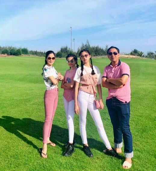 ai ái nữ nhà Quyền Linh được xem là những "gương mặt tiềm năng" của làng giải trí Việt. Không chỉ nhan sắc xuất chúng, Lọ Lem và Hạt Dẻ còn sở hữu chiều cao ấn tượng, vượt mốc 1m7 dù chỉ mới ở độ tuổi dậy thì.