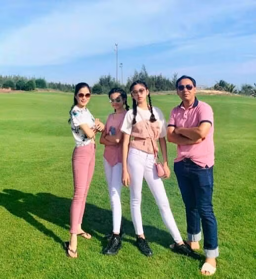 Hai ái nữ nhà Quyền Linh được xem là những "gương mặt tiềm năng" của làng giải trí Việt. Không chỉ nhan sắc xuất chúng, Lọ Lem và Hạt Dẻ còn sở hữu chiều cao ấn tượng, vượt mốc 1m7 dù chỉ mới ở độ tuổi dậy thì.