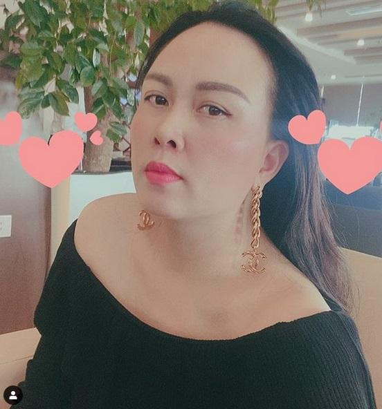 rong tủ đồ của Phượng Chanel có rất nhiều loại váy áo hở vai.