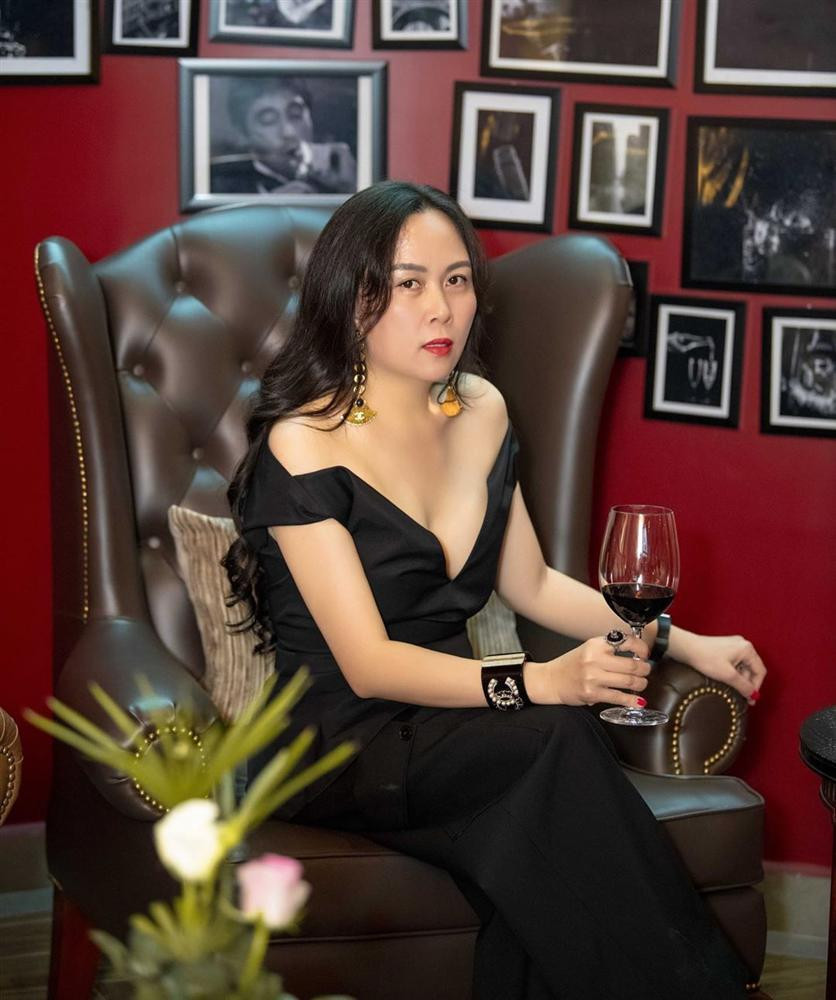 iên tục là những kiểu áo có chi tiết khoét sâu khoe vòng 1 được cô trưng diện.